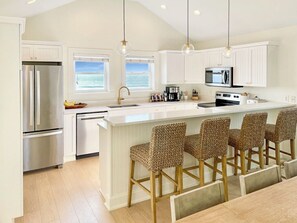 ثلاجة، ميكروويف، فرن، موقد طهي مسطح