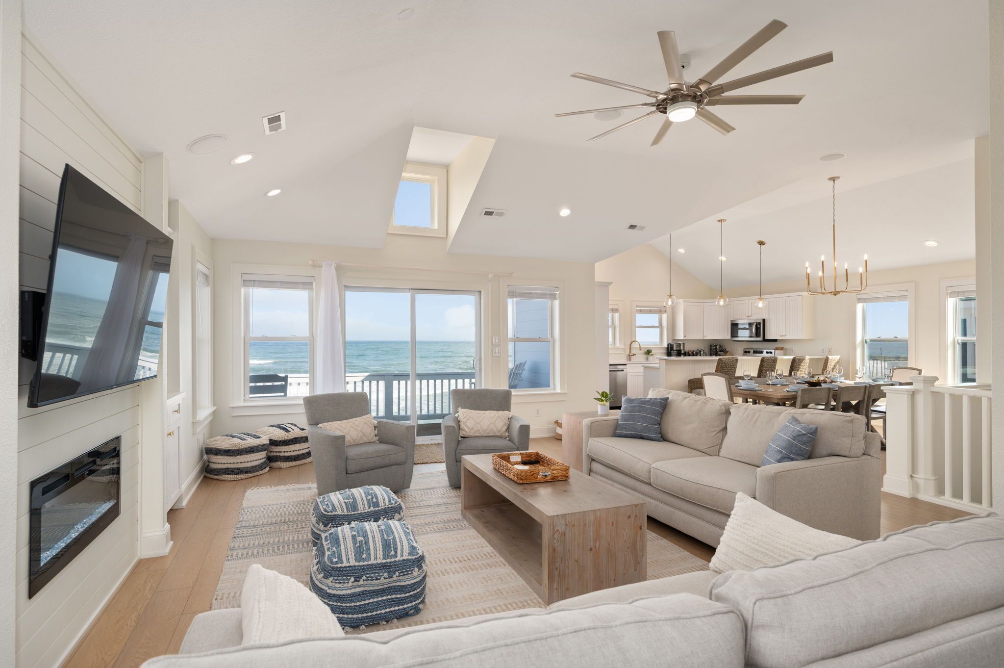 Smart-tv, eldstad, dvd-spelare och böcker