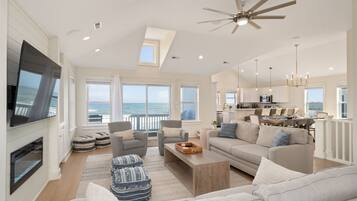 Smart-tv, eldstad, dvd-spelare och böcker