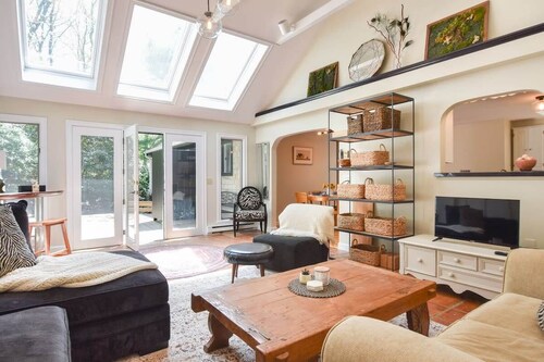 Bright & Open Central A/C Dog Friendly!