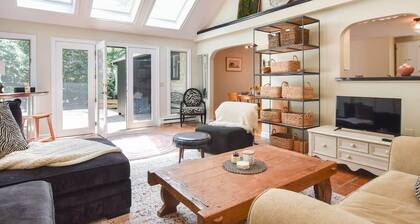 Bright & Open Central A/C Dog Friendly!