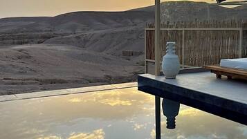 Egyptian cotton sheets, premium bedding, pillowtop beds, minibar