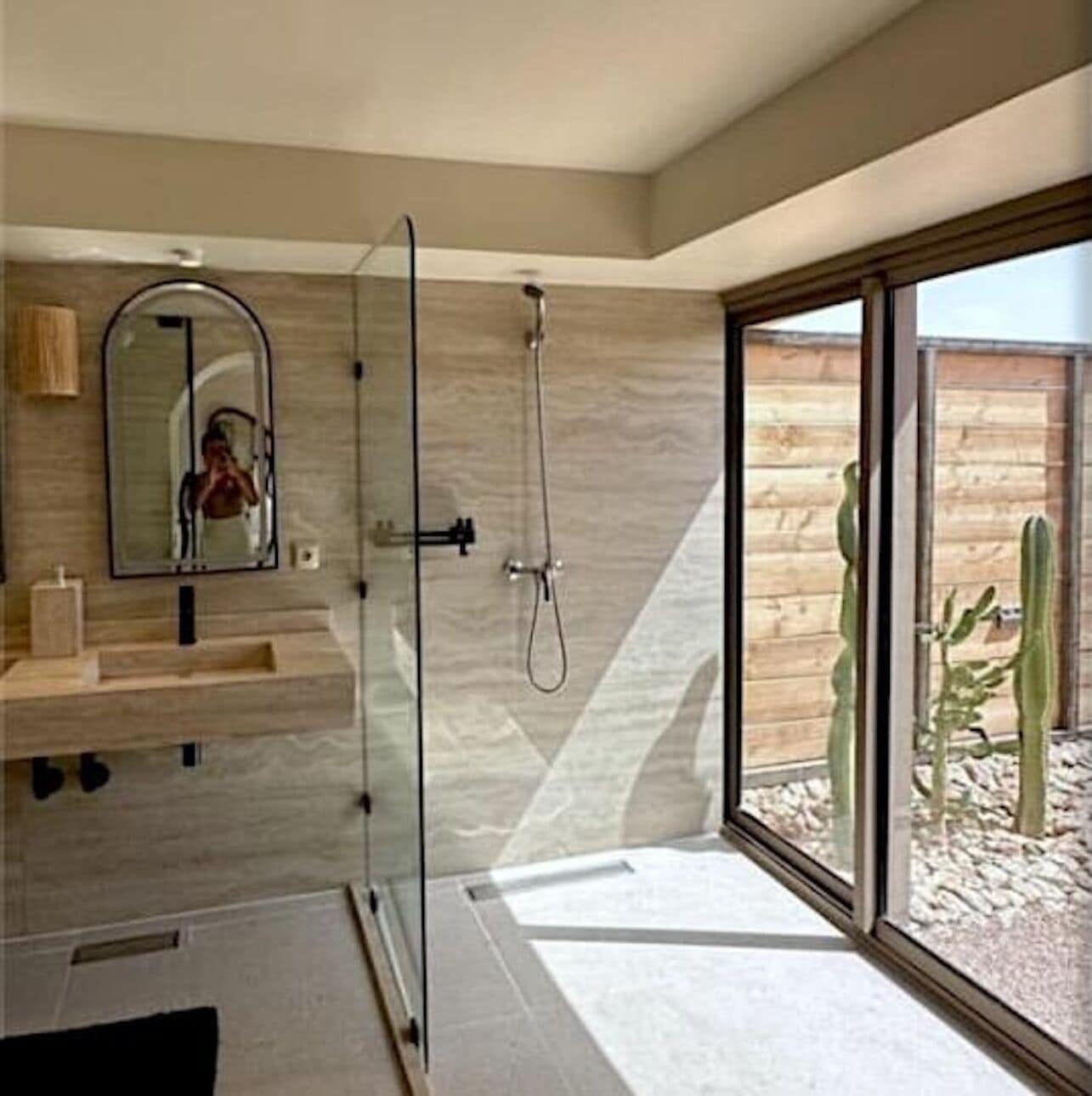 Tente Premium, terrasse, vue sur le désert | Salle de bain | Articles de toilette de luxe, sèche-cheveux, peignoirs, chaussons