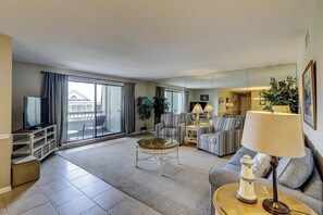 Villa, Multiple Beds, Kitchen, Golf View (929 Cutter Court) | Living area | 40-inch TV with cable channels