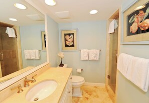 วิลล่า, หลายเตียง, ห้องครัว (946 Cutter Court) | ห้องน้ำ | ผ้าเช็ดตัว