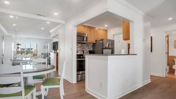 Vila, 1 Tempat Tidur King, dapur (947 Cutter Court) | Tempat makan