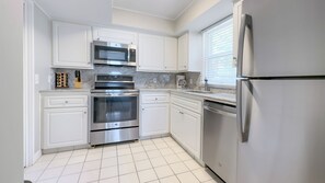 Villa, 1 King Bed, Kitchen (955 Cutter Court) | Private kitchen | Fridge, microwave, oven, stovetop