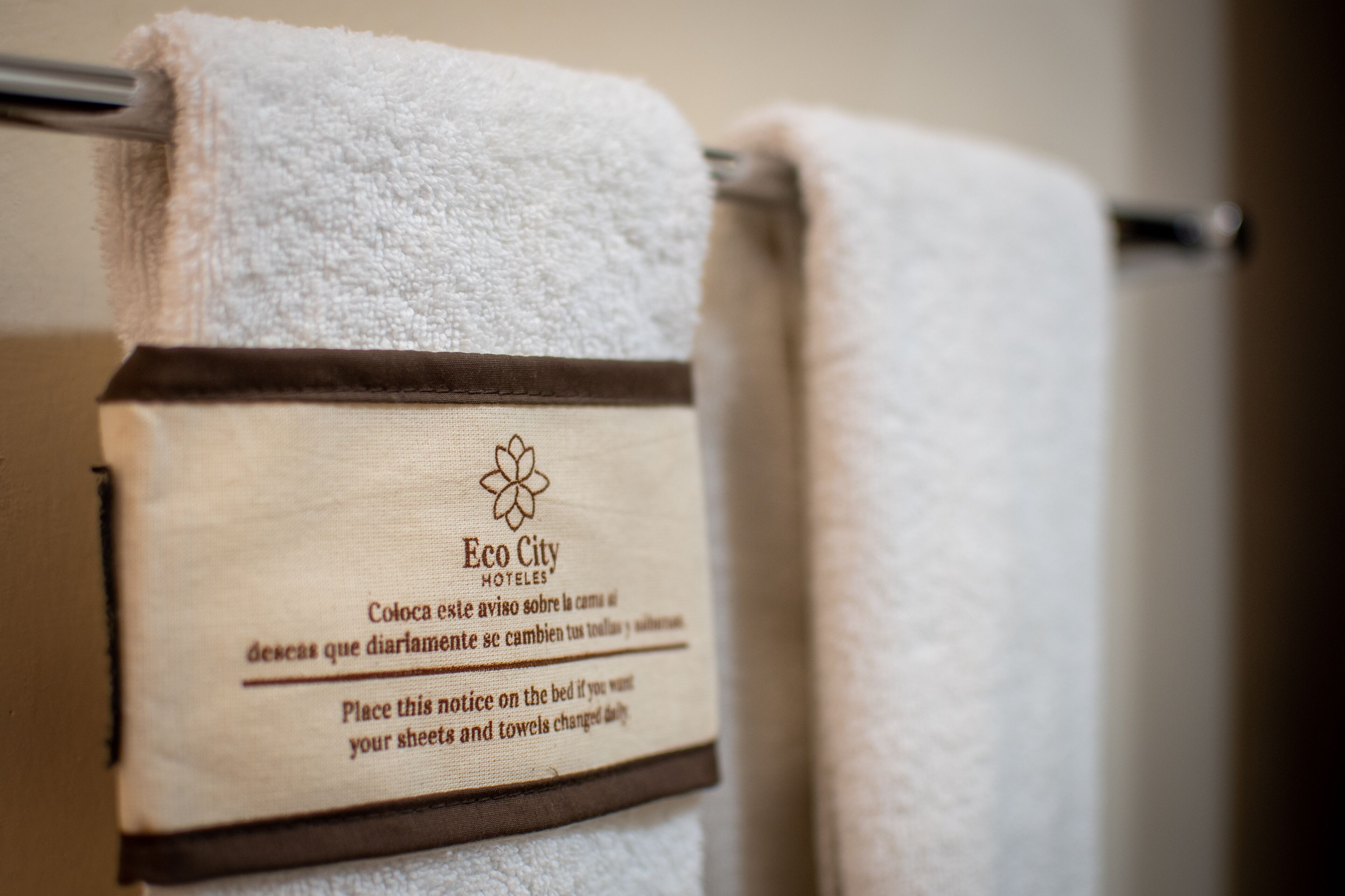 Ein Hotelhandtuch mit einem Holzschild, das Anweisungen für Gäste enthält.