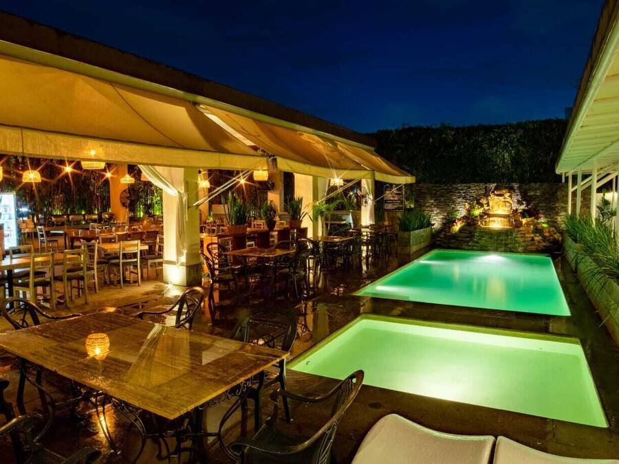 Piscina externa, funciona das 8h às 22h, espreguiçadeiras