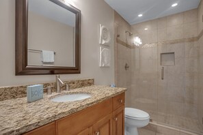 Villa, plusieurs lits, cuisine (1044 Caravel Court) | Salle de bain