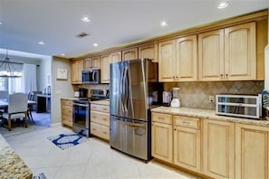 Villa, varias camas, balcón, vista a la alberca | Cocina privada | Refrigerador, microondas, horno y parrilla de estufa