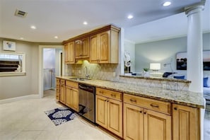 Villa, varias camas, balcón, vista a la alberca | Cocina privada | Refrigerador, microondas, horno y parrilla de estufa