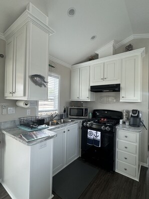 Fridge, microwave, oven, stovetop - Waterfront 2 bedroom 1 bath with boat slip (Chokoloskee)