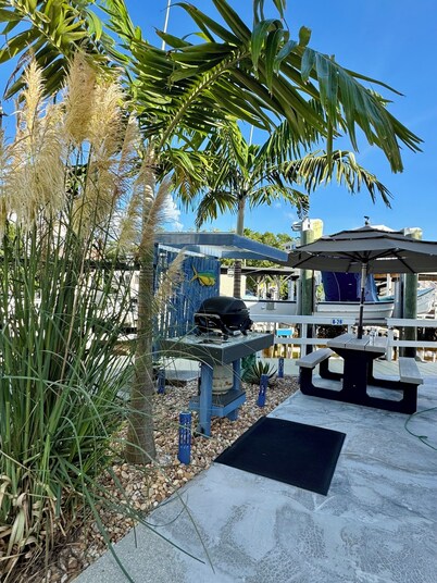 Waterfront 2 bedroom 1 bath with boat slip