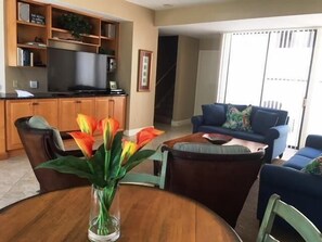 Villa, varias camas, cocina, vista a la alberca (1252 Harbour Town Club) | Área de sala de estar | Televisión de 40 pulgadas con canales por cable 