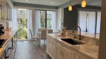 Vila, Beberapa Tempat Tidur, dapur, pemandangan kebun (1259 Harbour Town Club) | Dapur pribadi | Lemari es, microwave, oven, dan kompor
