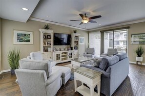 Villa, letti multipli, patio | Soggiorno | TV 40 pollici con canali via cavo