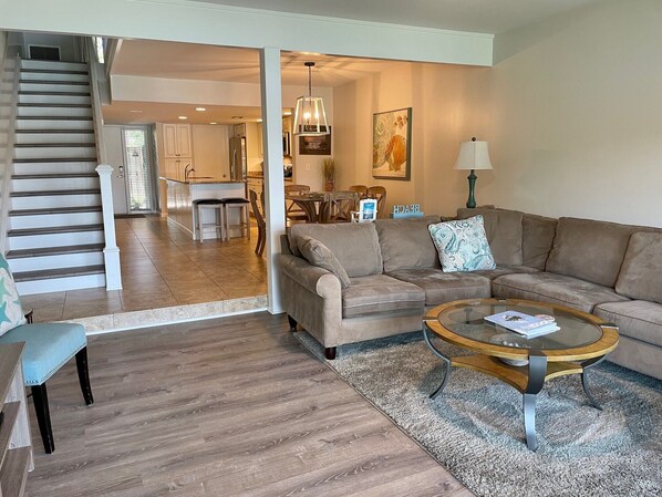 Villa, varias camas, cocina (1617 Port Villas) | Área de sala de estar | Televisión de 40 pulgadas con canales por cable 