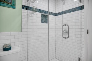 Vila, várias camas, cozinha (1722 Bluff Villas) | Banheiro | Toalhas de banho 