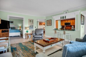 Villa, flere senger, kjøkken (1722 Bluff Villas) | Oppholdsområde | En 40-tommers TV med kabel-kanaler