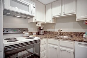 別墅, 1 張特大雙人床和 1 張沙發床, 廚房 (1739 Bluff Villas) | 私人廚房 | 電冰箱、微波爐、烤箱、爐台
