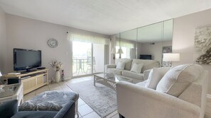 Villa, 1 cama King size y sofá cama, cocina (1805 Bluff Villas) | Área de sala de estar | Televisión de 40 pulgadas con canales por cable 