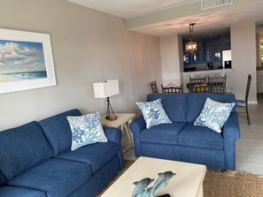 Villa, Plusieurs lits, cuisine, vue sur le jardin (1828 Beachside Tennis) | Aire de séjour | Téléviseur de 40 po avec télévision par câble