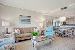 Villa, varias camas, cocina (1829 Beachside Tennis) | Área de sala de estar | Televisión de 40 pulgadas con canales por cable 