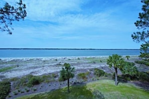 På stranden