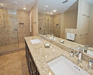Villa, varias camas, cocina, vistas al jardín (1908 South Beach Club) | Baño | Toallas