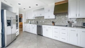 Villa, Multiple Beds, Kitchen, Garden View (1914 South Beach Club) | Private kitchen | Fridge, microwave, oven, stovetop - 1914 South Beach Club at The Sea Pines Resort (Hilton Head Island)