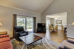 Villa, Multiple Beds, Kitchen, Garden View (2209 Heritage Villas) | Living area | 40-inch TV with cable channels - 2209 Heritage at The Sea Pines Resort (Hilton Head Island)