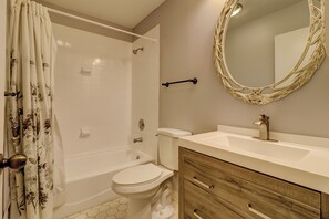 Villa, Multiple Beds, Kitchen, Garden View (2209 Heritage Villas) | Bathroom - 2209 Heritage at The Sea Pines Resort (Hilton Head Island)