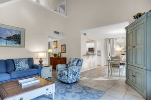 Villa, varias camas, cocina, vista al jardín (2210 Heritage Villas) | Área de sala de estar | Televisión de 40 pulgadas con canales digitales 