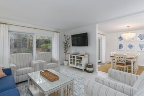 Vila, várias camas, cozinha, vista para o jardim (2214 Heritage Villas) | Área de estar | TV de tela plana 50 polegadas com canais digitais