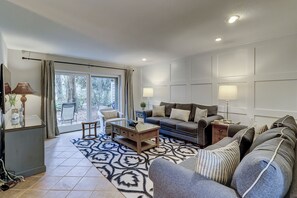 Villa, varias camas, cocina, vista al jardín (2224 Heritage Villas) | Área de sala de estar | Televisión de 40 pulgadas con canales digitales 