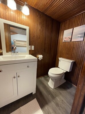 Duschwanne, Haartrockner, Handtücher, Toilettenpapier