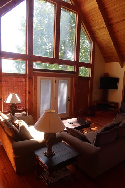 Creekfront Family-friendly Cabin in Blue Ridge Mountains