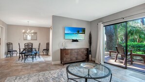 Vila, Beberapa Tempat Tidur, dapur, pemandangan kebun (2236 Heritage Villas) | Area keluarga | Televisi 40-inci dengan saluran TV kabel