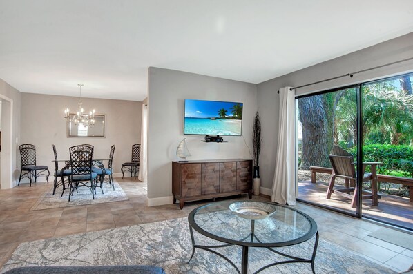 Villa, letti multipli, cucina, vista giardino (2236 Heritage Villas) | Area soggiorno | TV 40 pollici con canali via cavo