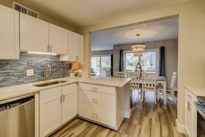 Villa, letti multipli, cucina, vista giardino (2265 Heritage Villas) | Cucina privata | Frigorifero, microonde, forno, piano cottura