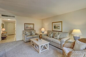 Villa, varias camas, cocina, vista al campo de golf (2275 Heritage Villas) | Área de sala de estar | Televisión de 40 pulgadas con canales digitales 