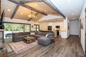 Smart TV, fireplace, video games, table football - The Retreat-Brand New 5 Bedroom Custom Home-Mt. Rainier - Hot Tub (Packwood)