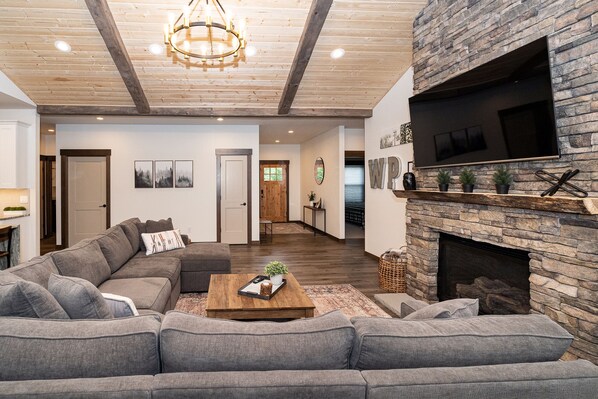 Smart TV, fireplace, video games, table football - The Retreat-Brand New 5 Bedroom Custom Home-Mt. Rainier - Hot Tub (Packwood)