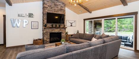 Téléviseur connecté, foyer, jeux vidéo, table de baby-foot