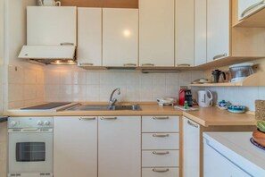 Kühlschrank, Ofen, Herdplatte, Wasserkocher mit Kaffee-/Teezubehör