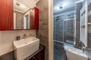 Shower, hair dryer, bidet - CASA MARGHERITA - A stone's throw from the sea (Camogli)