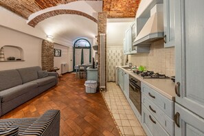 Kjøleskap, ovn, kokeplater og oppvaskmaskin