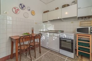 Fridge, oven, stovetop, cookware/dishes/utensils - Sara House- Apartment a stone's throw from the Center (Santa Margherita Ligure)