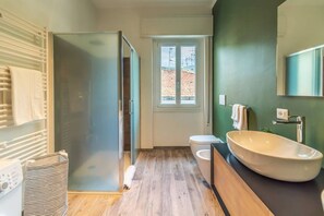 Douche, sèche-cheveux, bidet